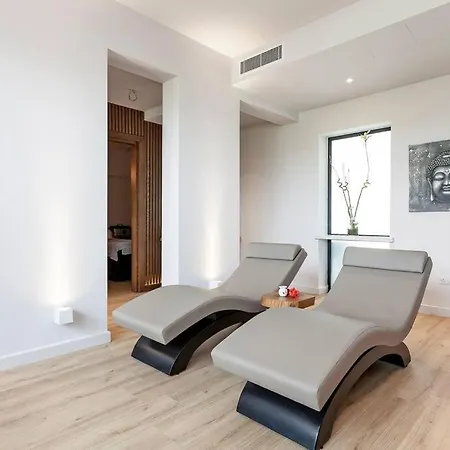 Relaxing 1 Bedroom By The
